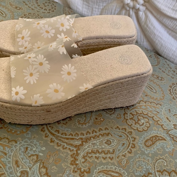 Urban Outfitters Daisy Wedge Sandals NWOT Fun and Versatile!!! - Picture 2 of 3